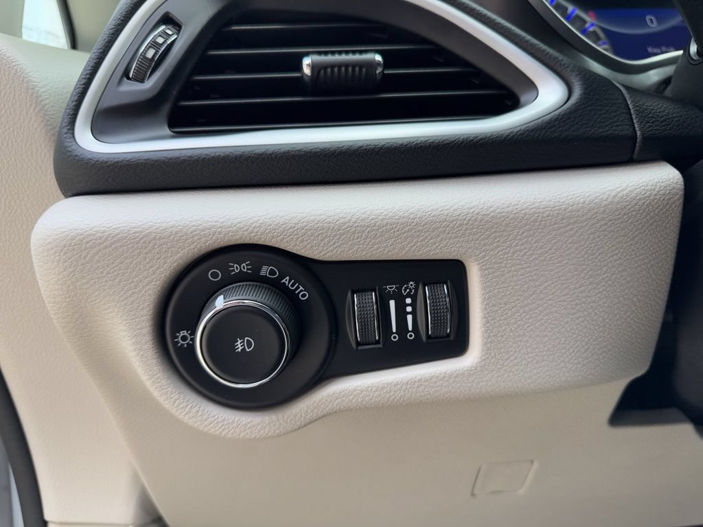Used 2023 Chrysler Pacifica Touring-L FWD image 23