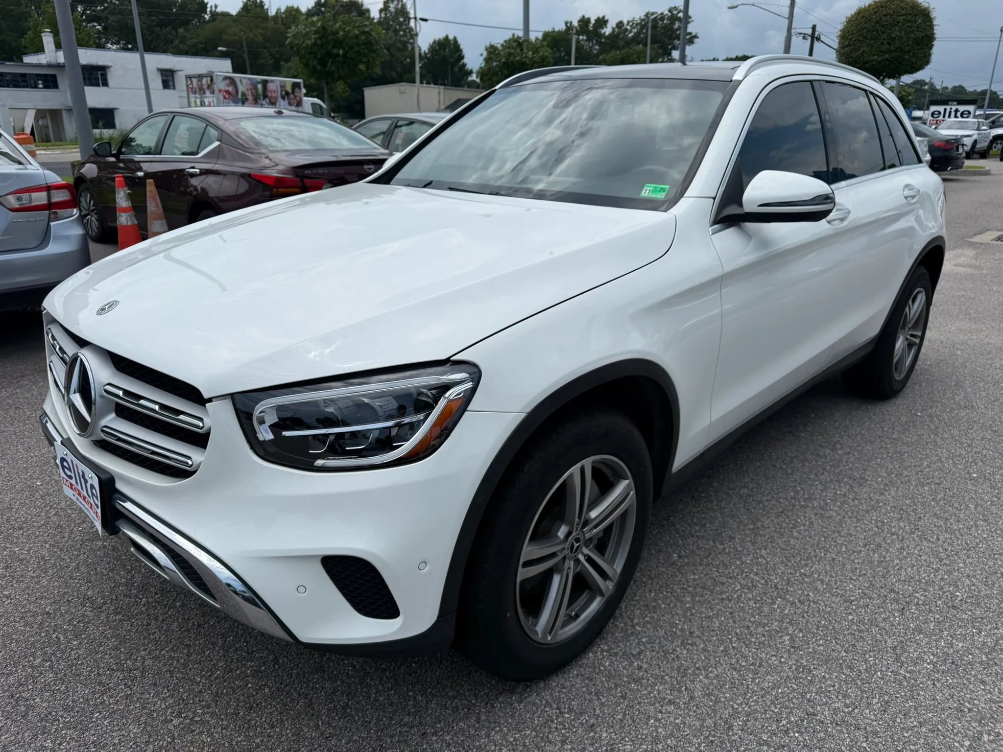 Used 2021 Mercedes-Benz GLC 300 4MATIC image 3