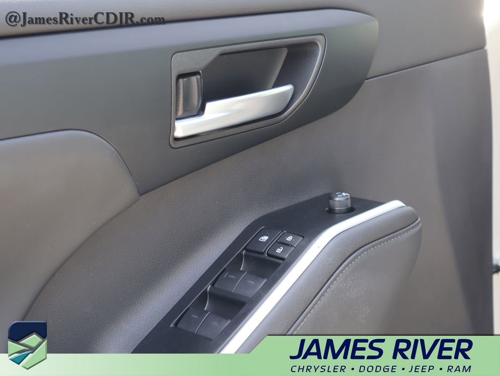 Used 2025 Toyota Highlander XLE image 23