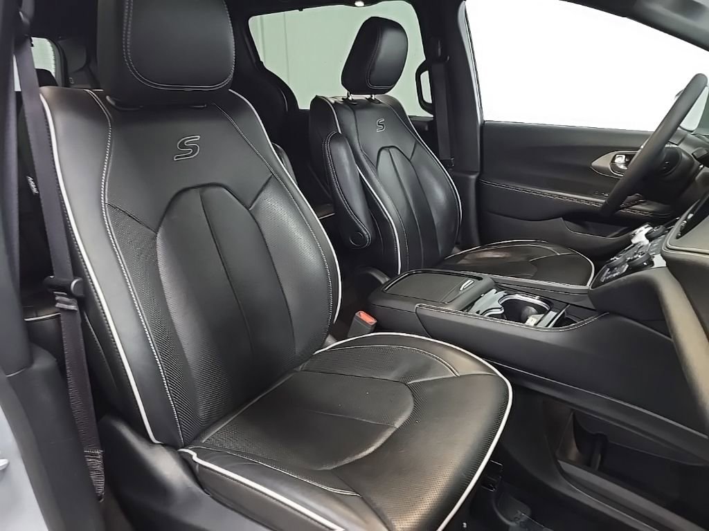 Used 2022 Chrysler Pacifica Limited w/ S Appearance Package image 15