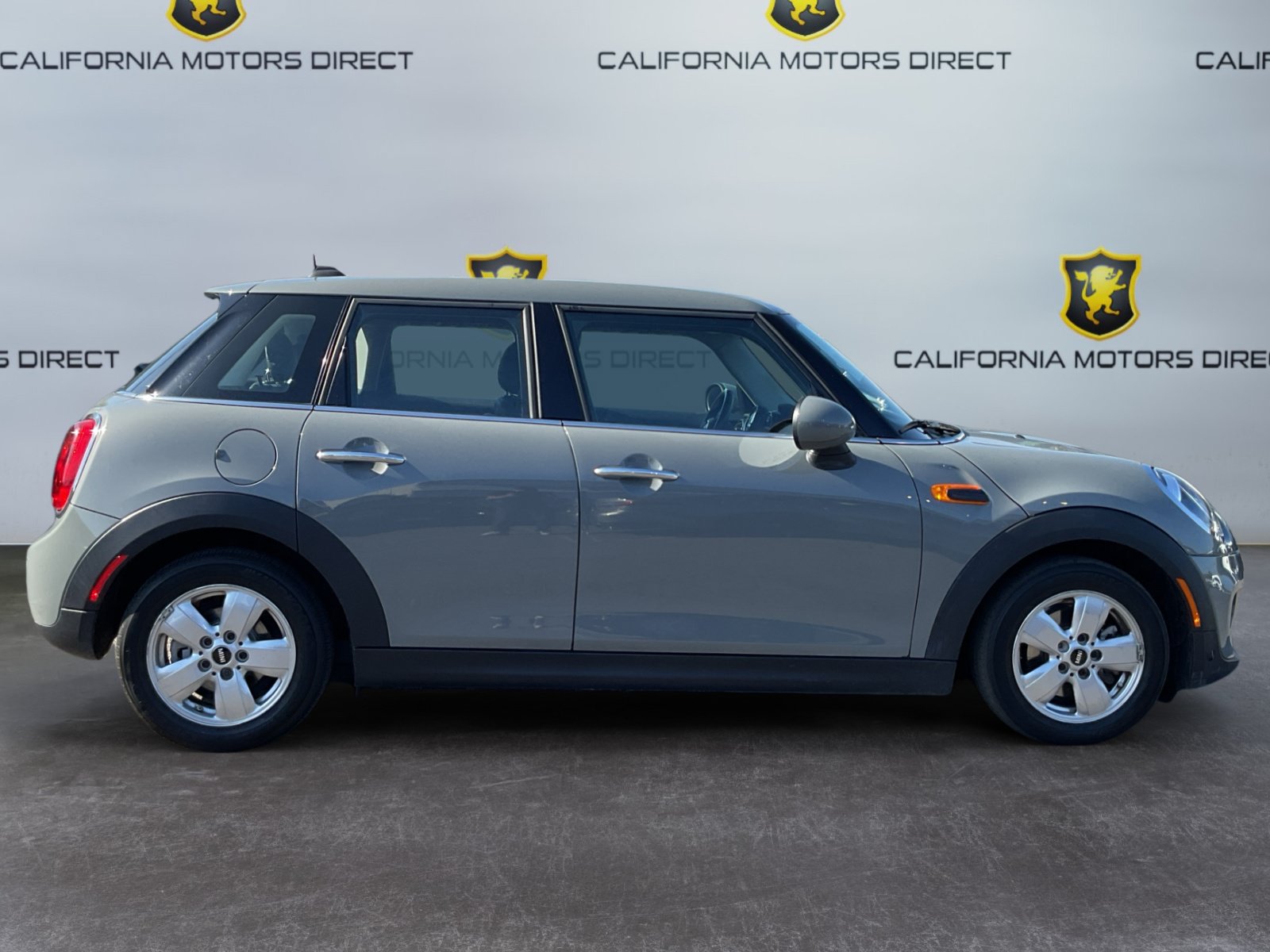Used 2019 MINI Cooper 4-Door Hardtop w/ Storage Package FWD image 4