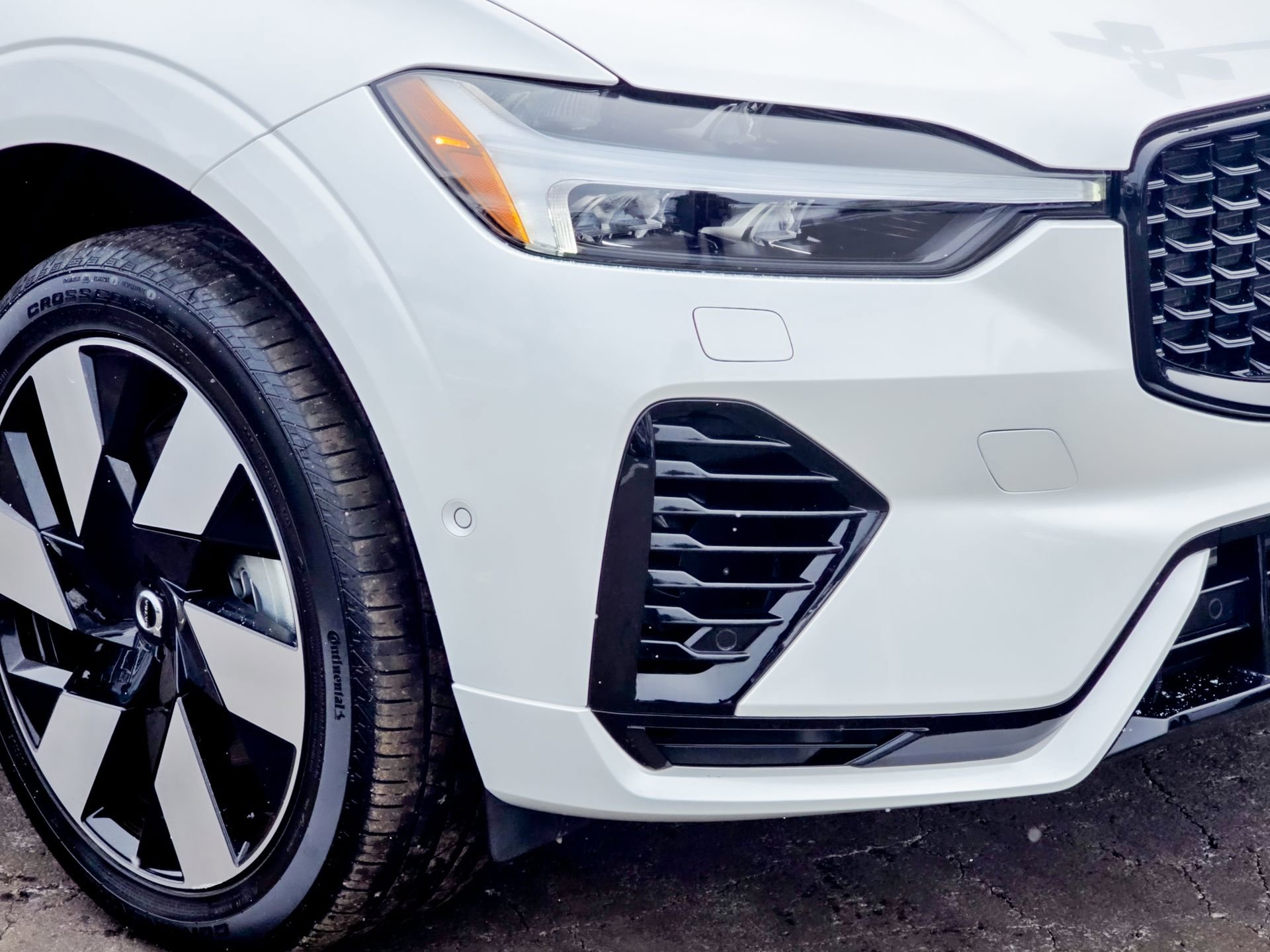 Used 2024 Volvo XC60 T8 Plus w/ Climate Package image 9