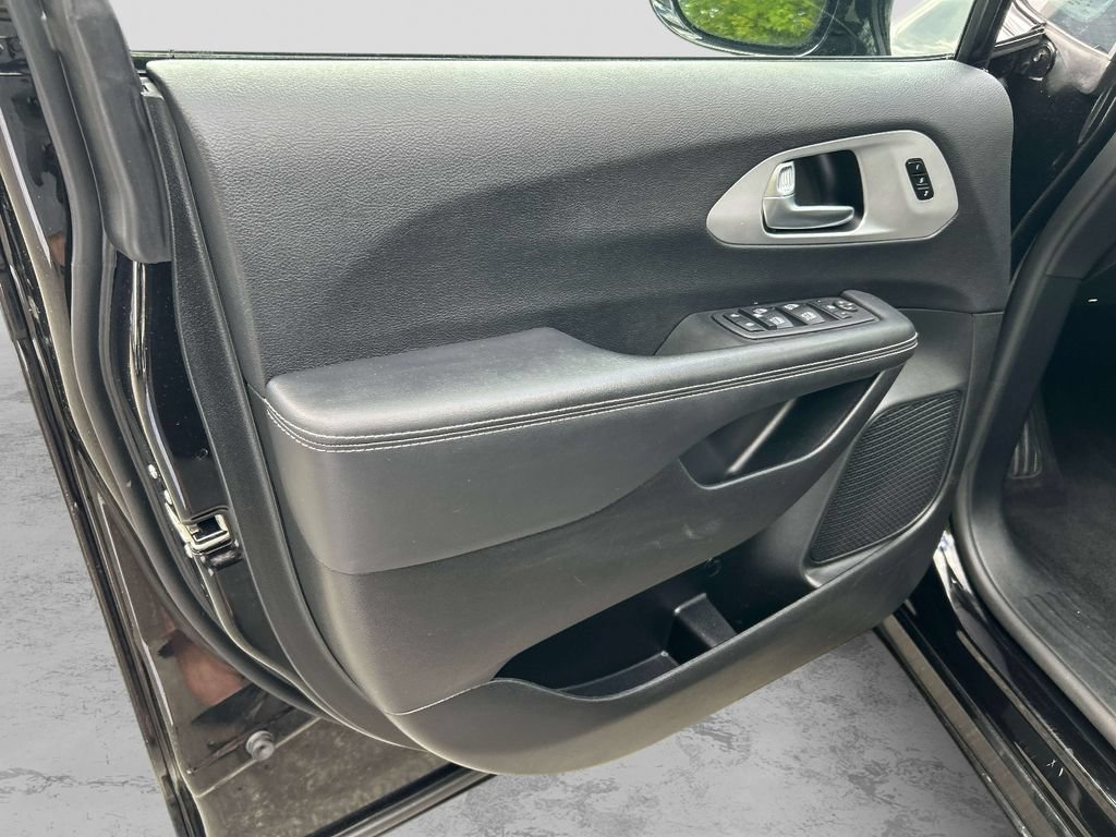 Used 2025 Chrysler Pacifica Limited FWD image 15