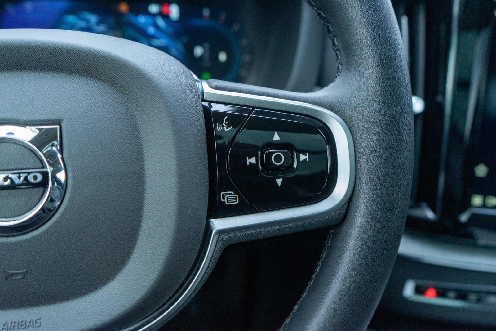 Used 2025 Volvo XC60 B5 Plus image 26