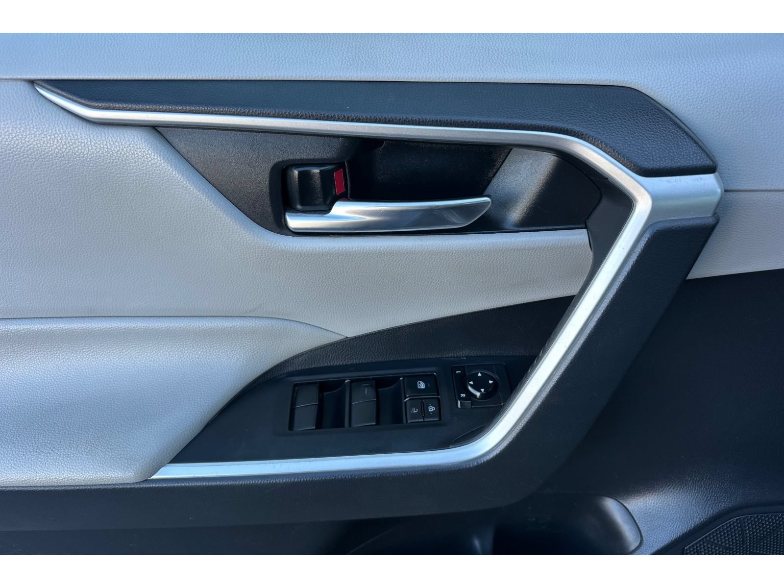 Used 2020 Toyota RAV4 XLE w/ Convenience Package AWD/4WD image 11