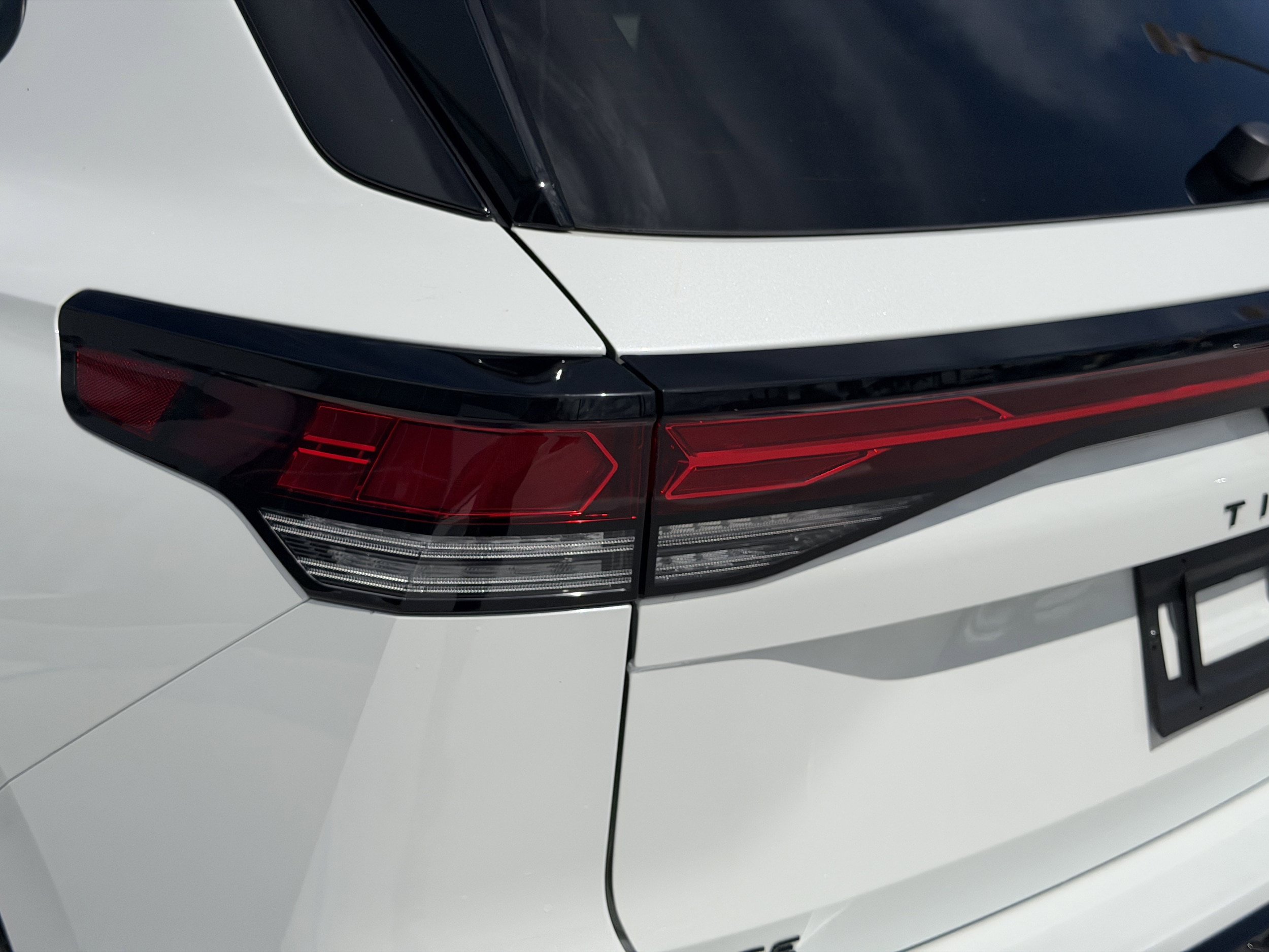 New 2026 Volkswagen Tiguan SE R-Line FWD image 9