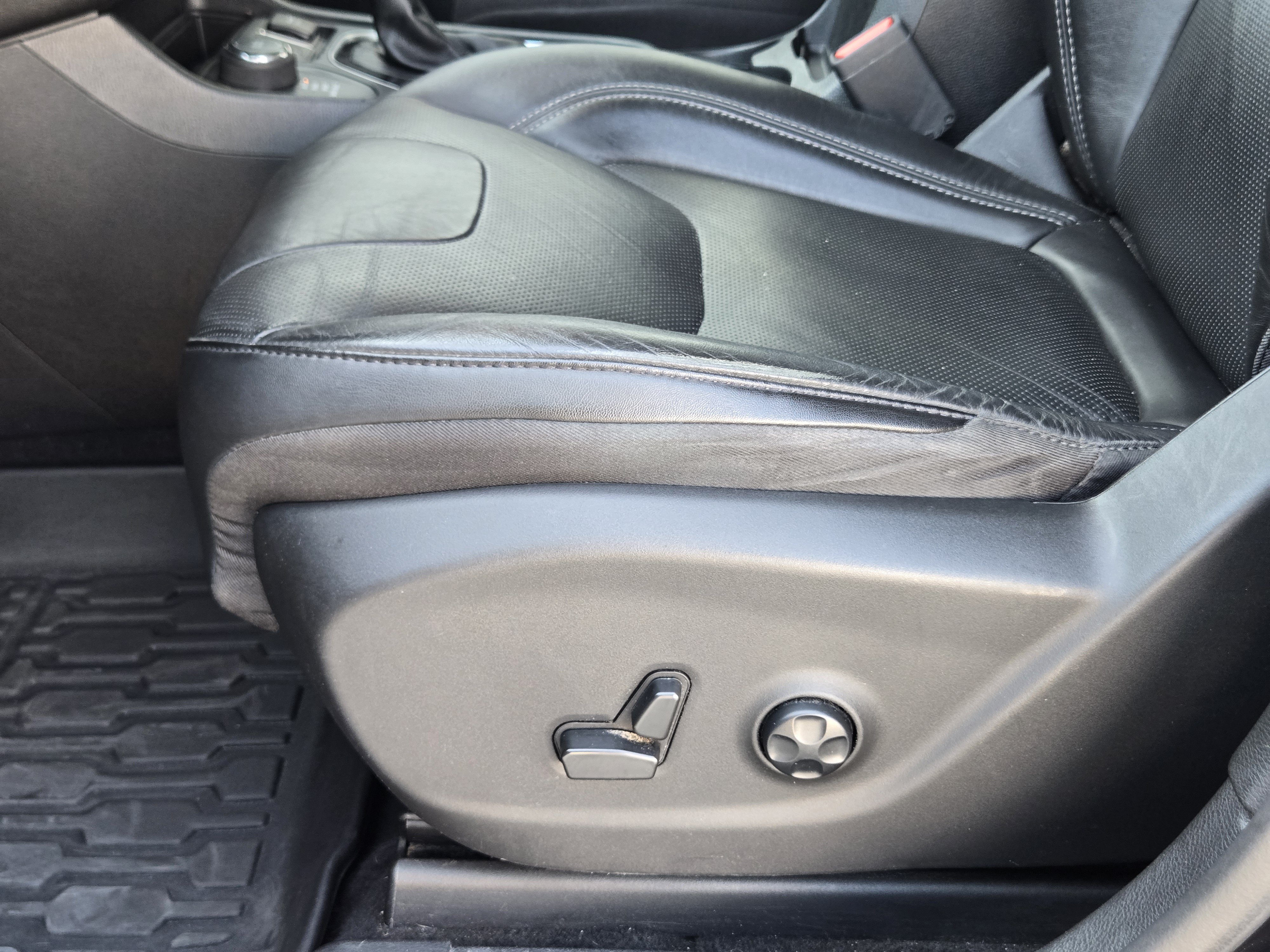 Used 2021 Jeep Cherokee Limited AWD/4WD image 23
