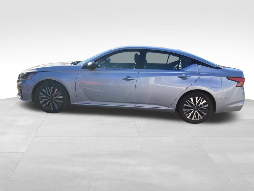 Used 2024 Nissan Altima 2.5 SV image 2