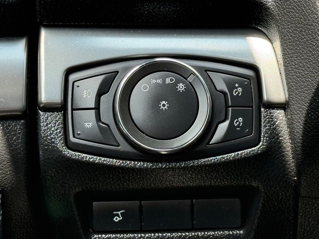 Used 2018 Ford Explorer XLT w/ Equipment Group 202A AWD/4WD image 19