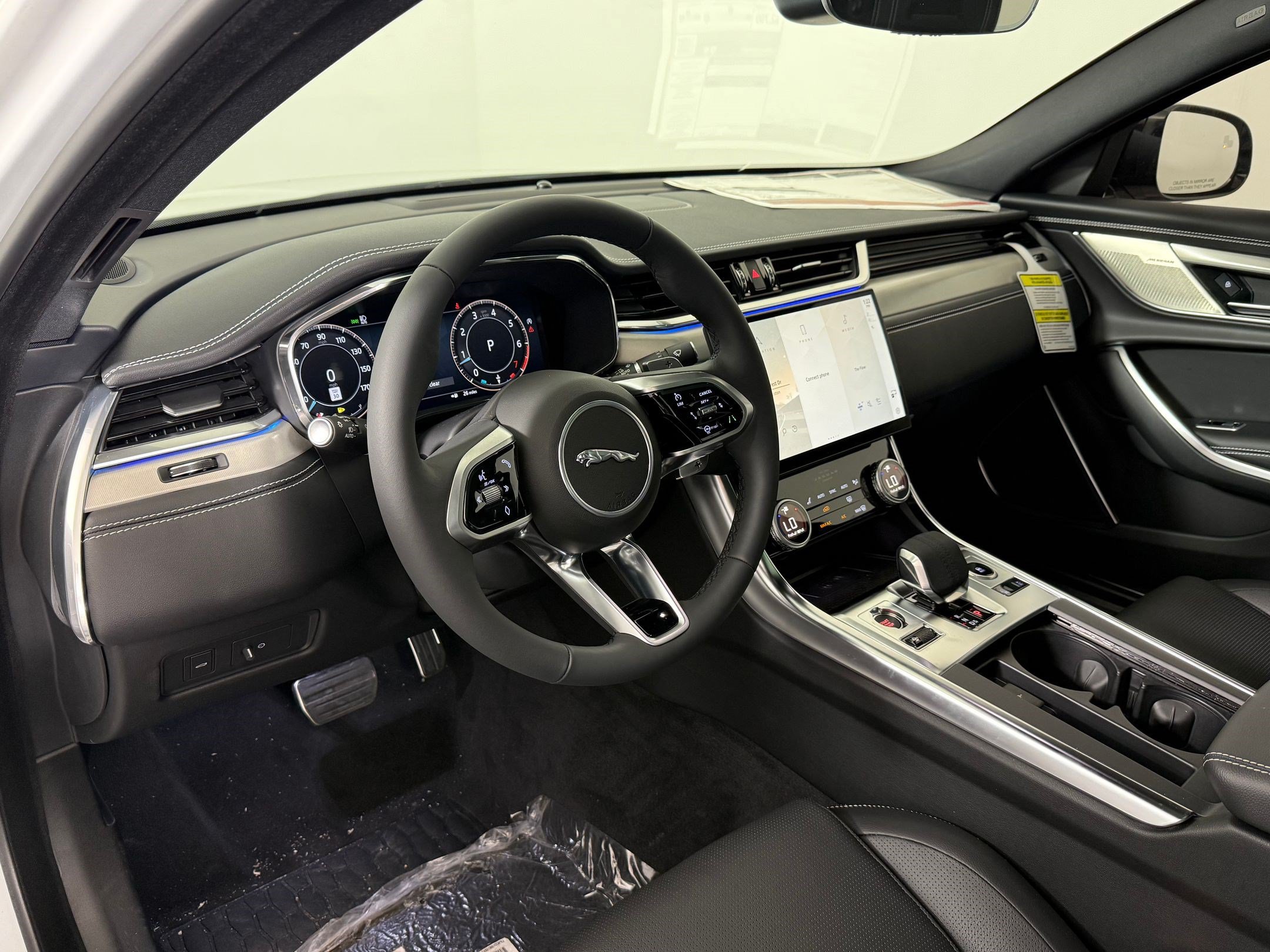 Used 2024 Jaguar XF R-Dynamic SE AWD/4WD image 4