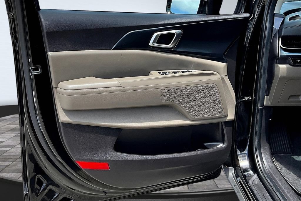 Used 2025 Kia Carnival FWD image 20