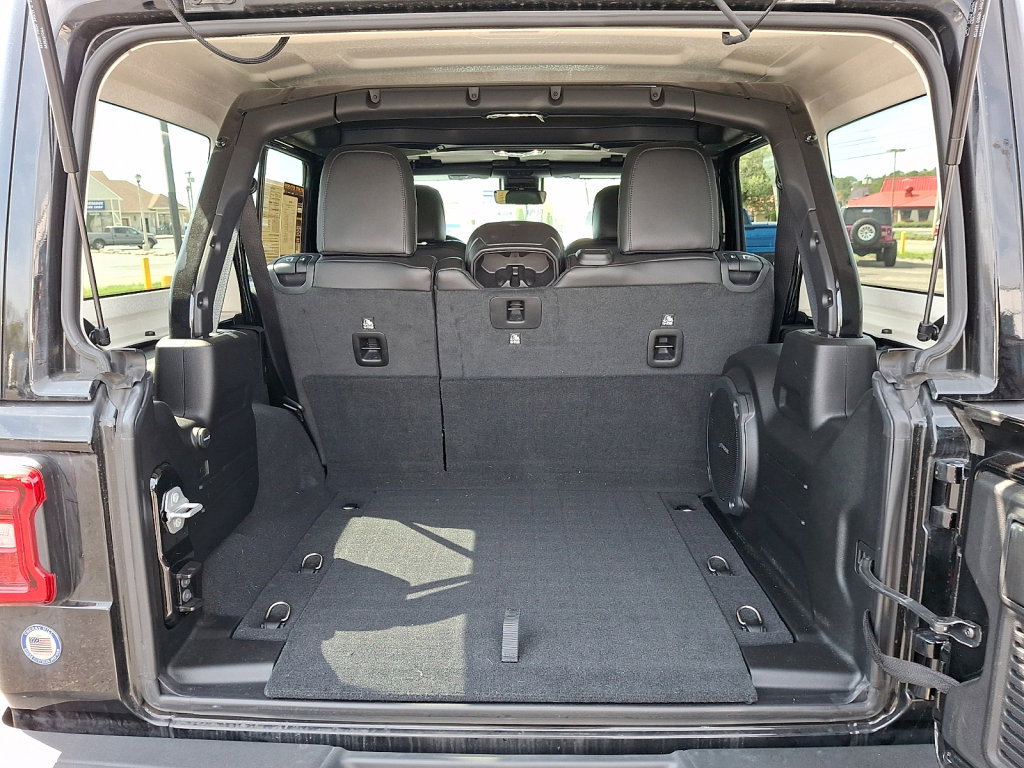 Used 2022 Jeep Wrangler Unlimited Rubicon w/ Steel Bumper Group image 18