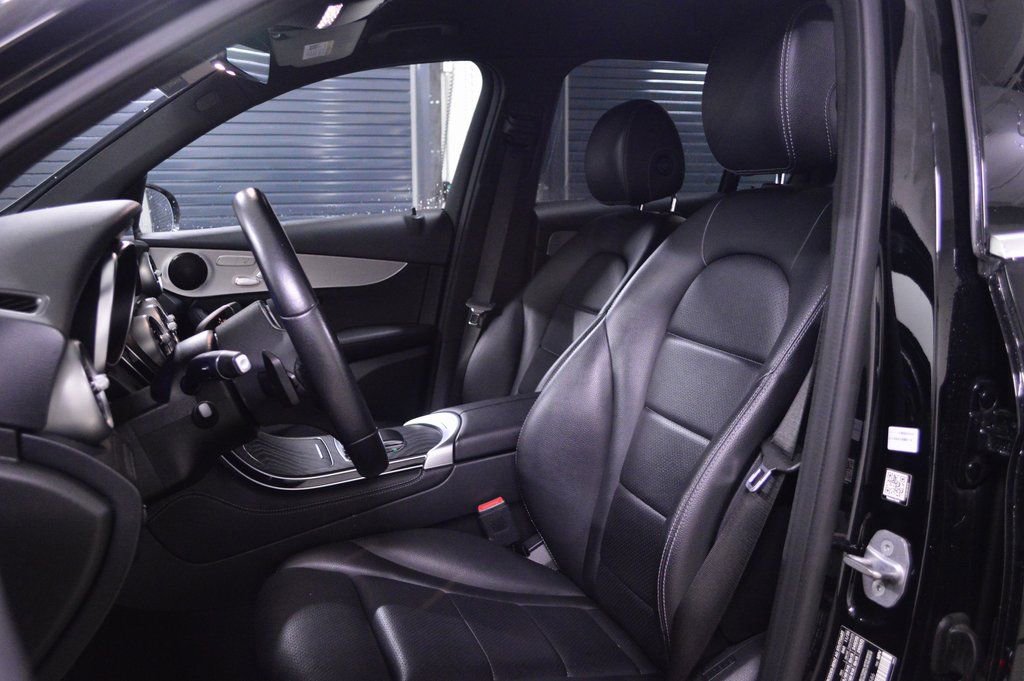 Used 2021 Mercedes-Benz GLC 300 4MATIC image 5