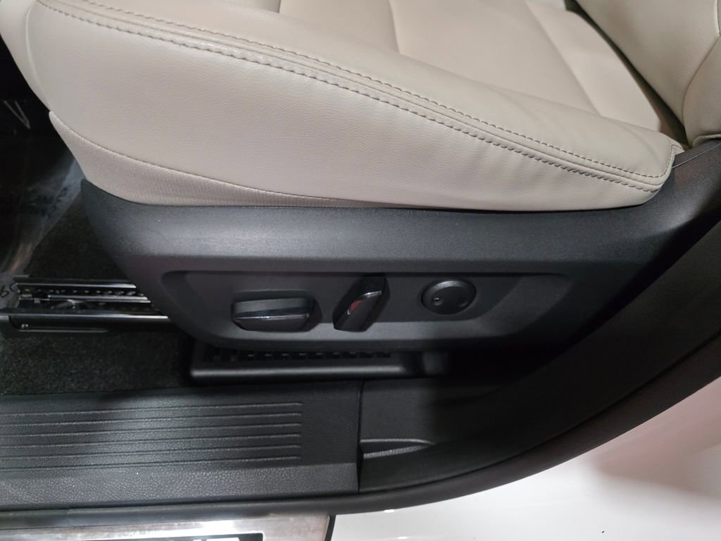 Used 2023 Nissan Rogue SL w/ SL Premium Package image 13