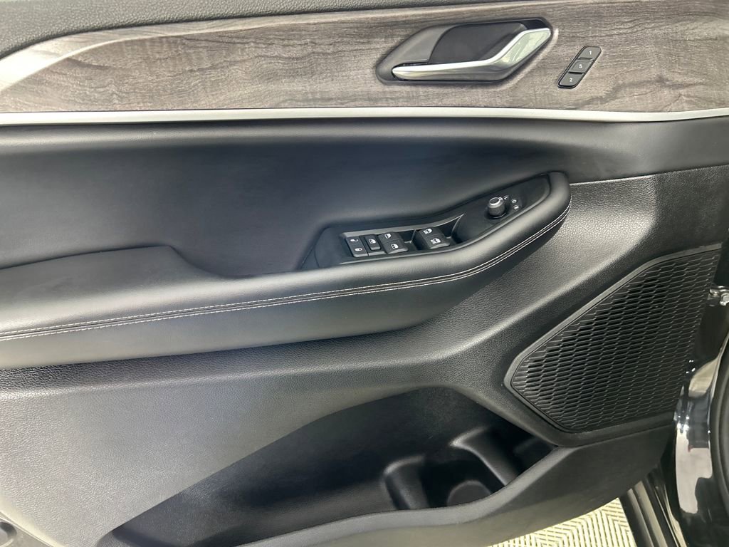 Used 2024 Jeep Grand Cherokee Limited image 11