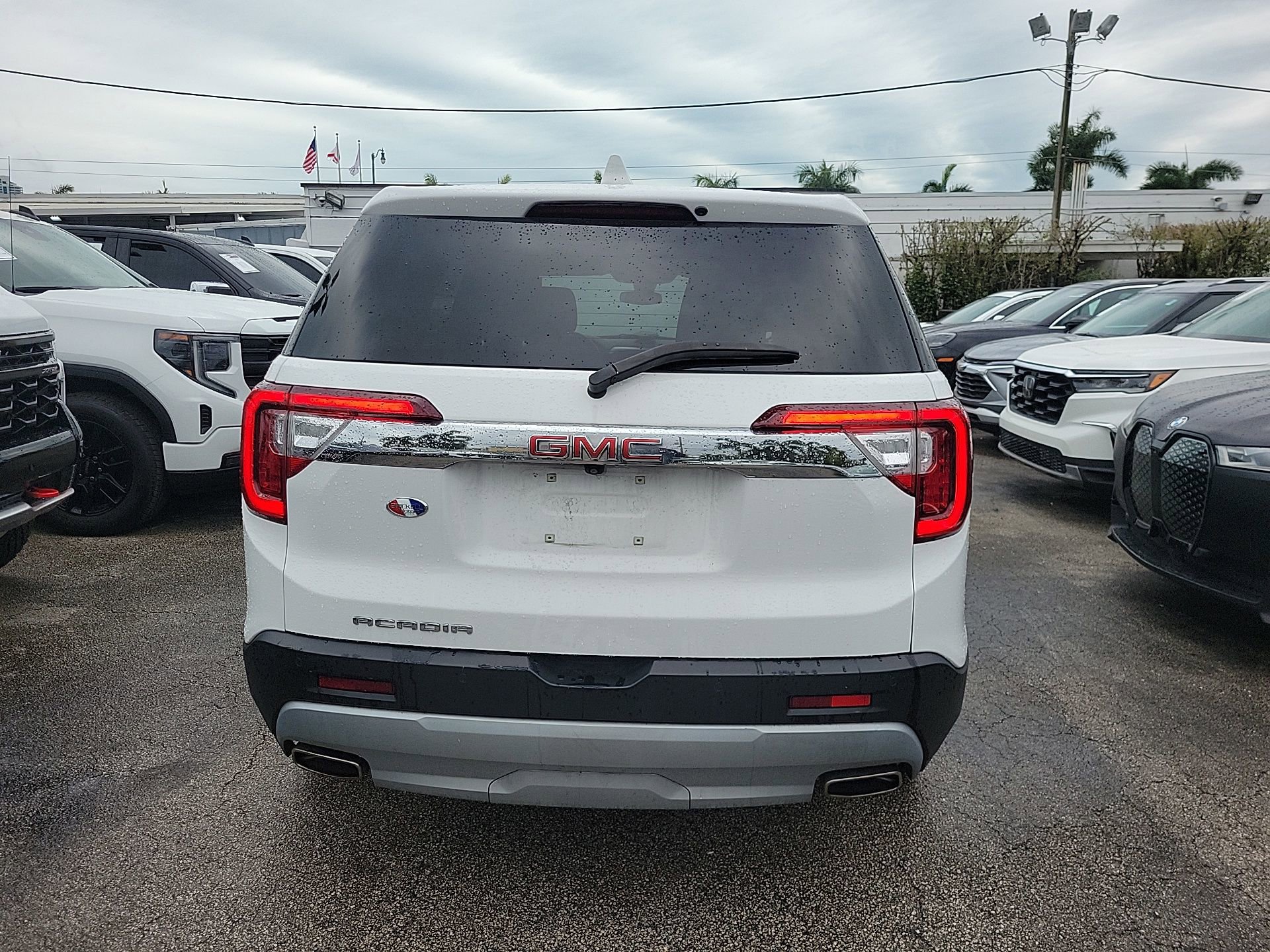 Used 2023 GMC Acadia SLE image 12