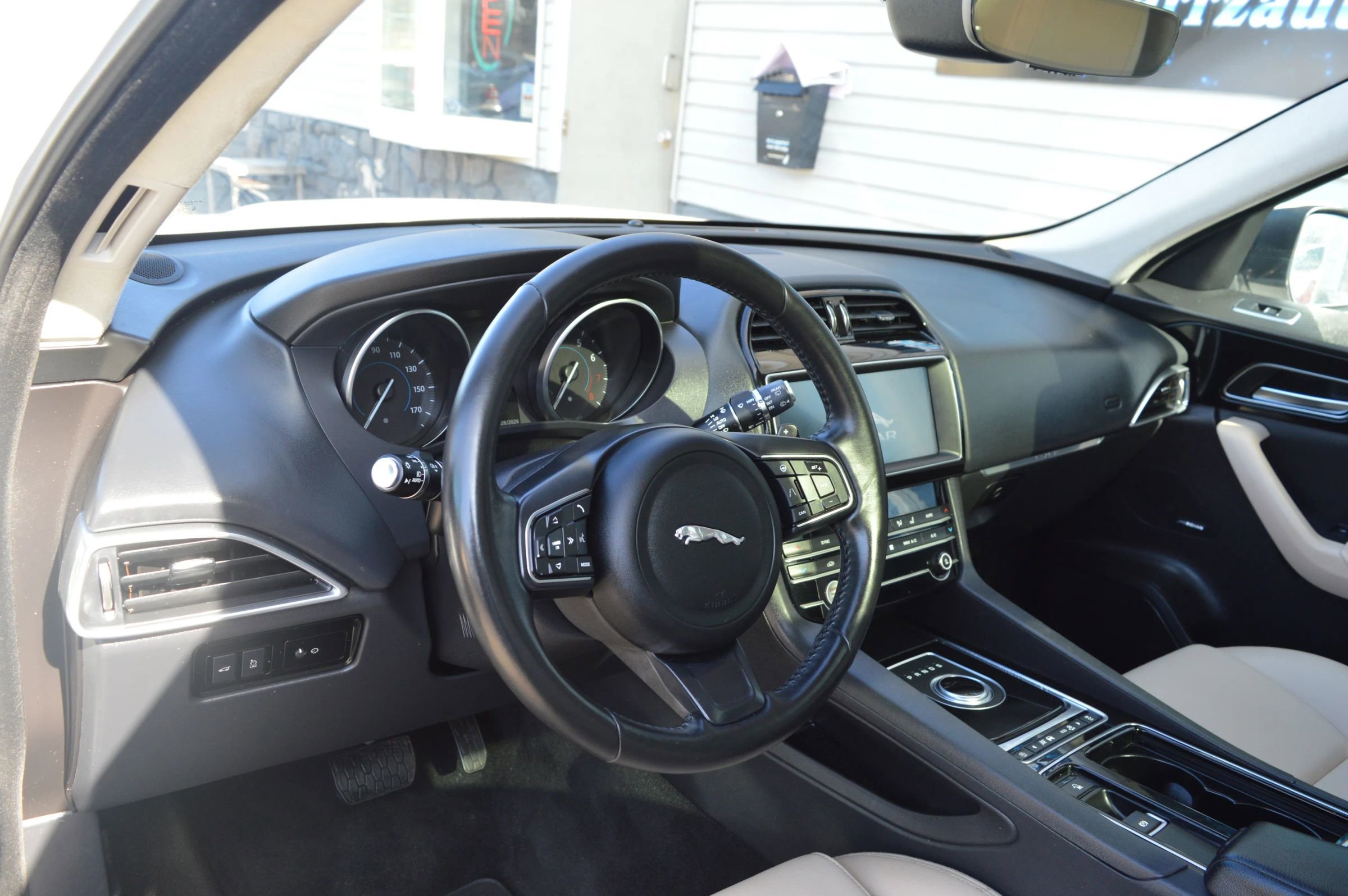 Used 2020 Jaguar F-PACE Premium image 31