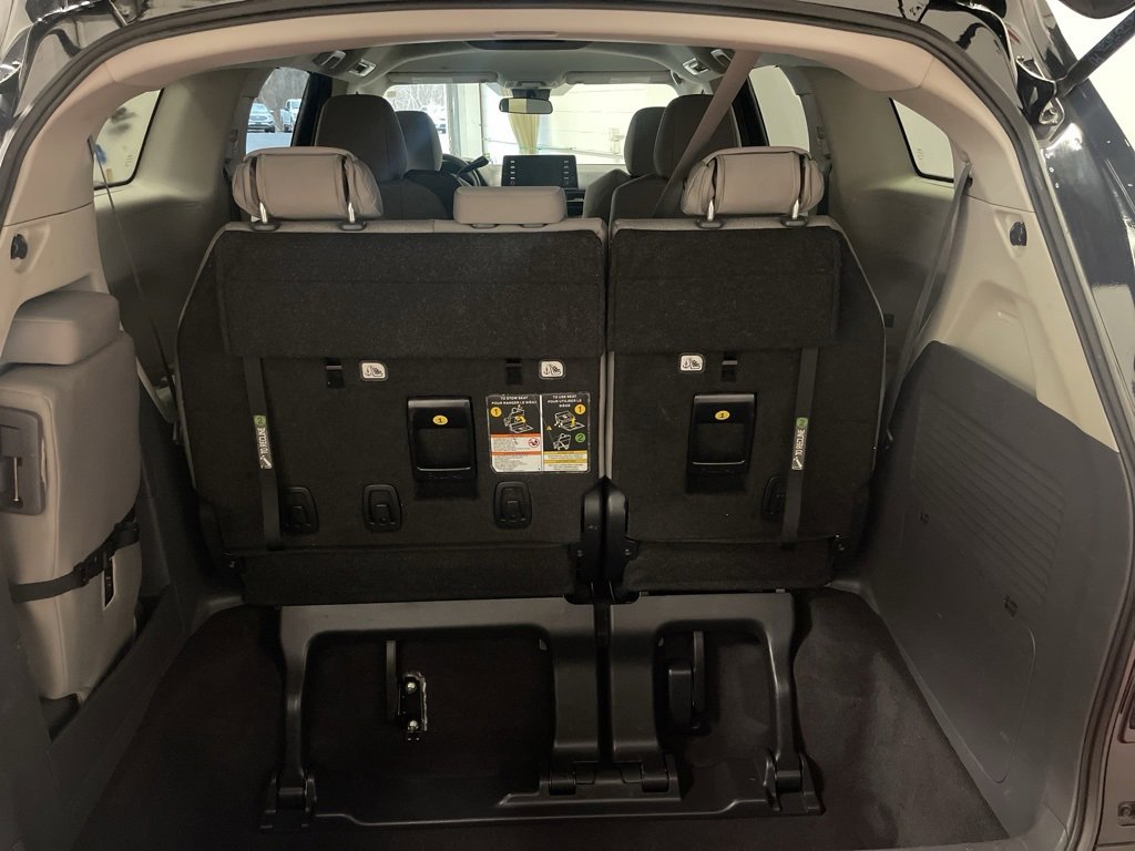 Used 2024 Toyota Sienna LE image 12