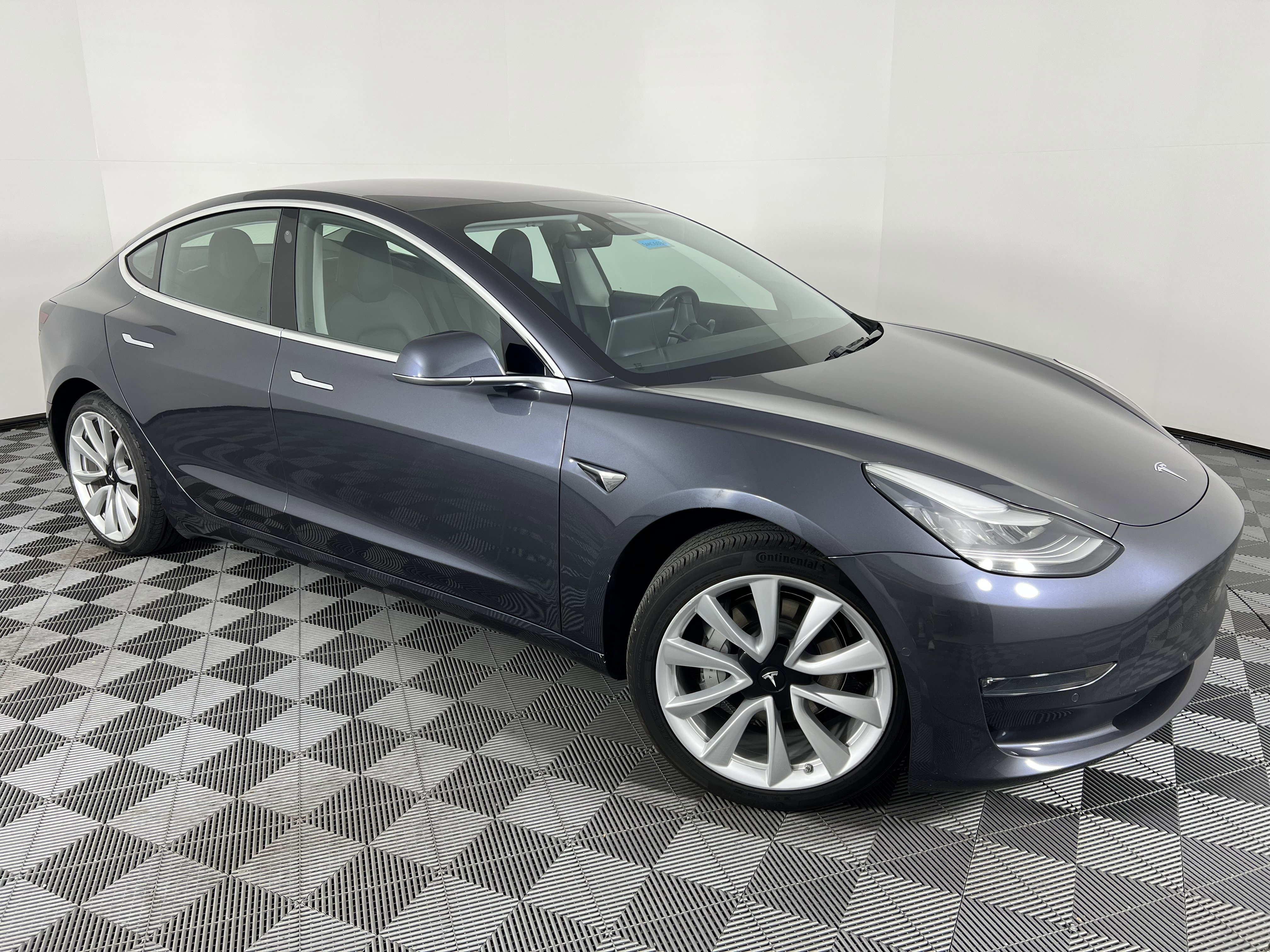 Used 2018 Tesla Model 3 Long Range RWD image 2