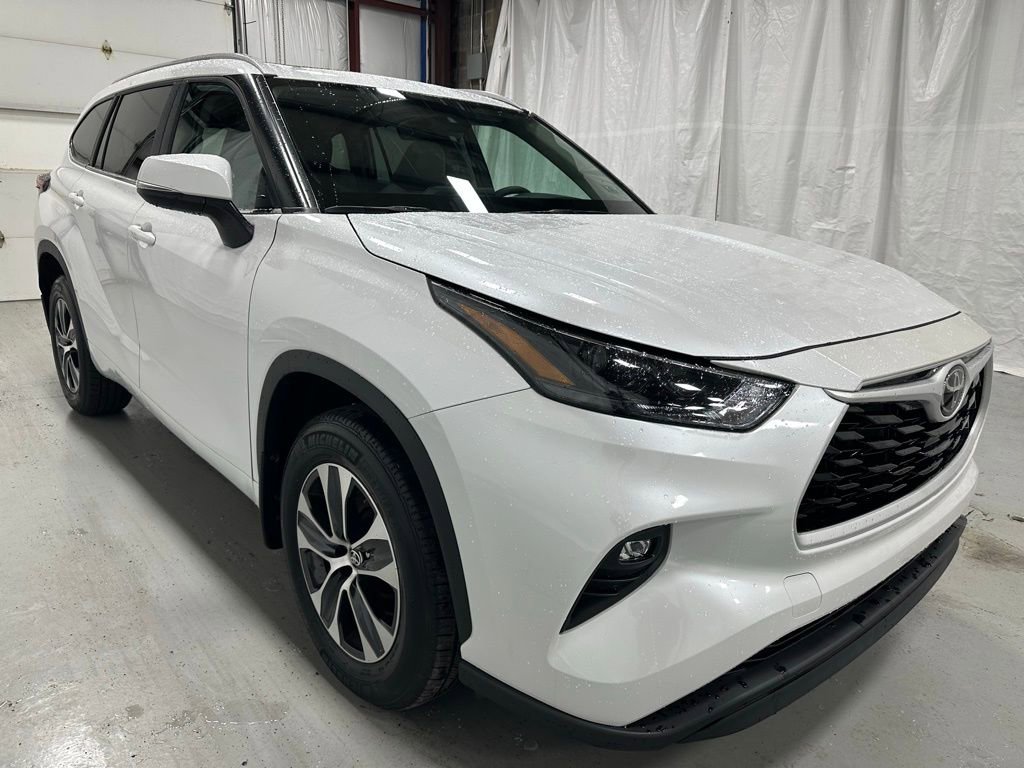 Used 2025 Toyota Highlander XLE image 1