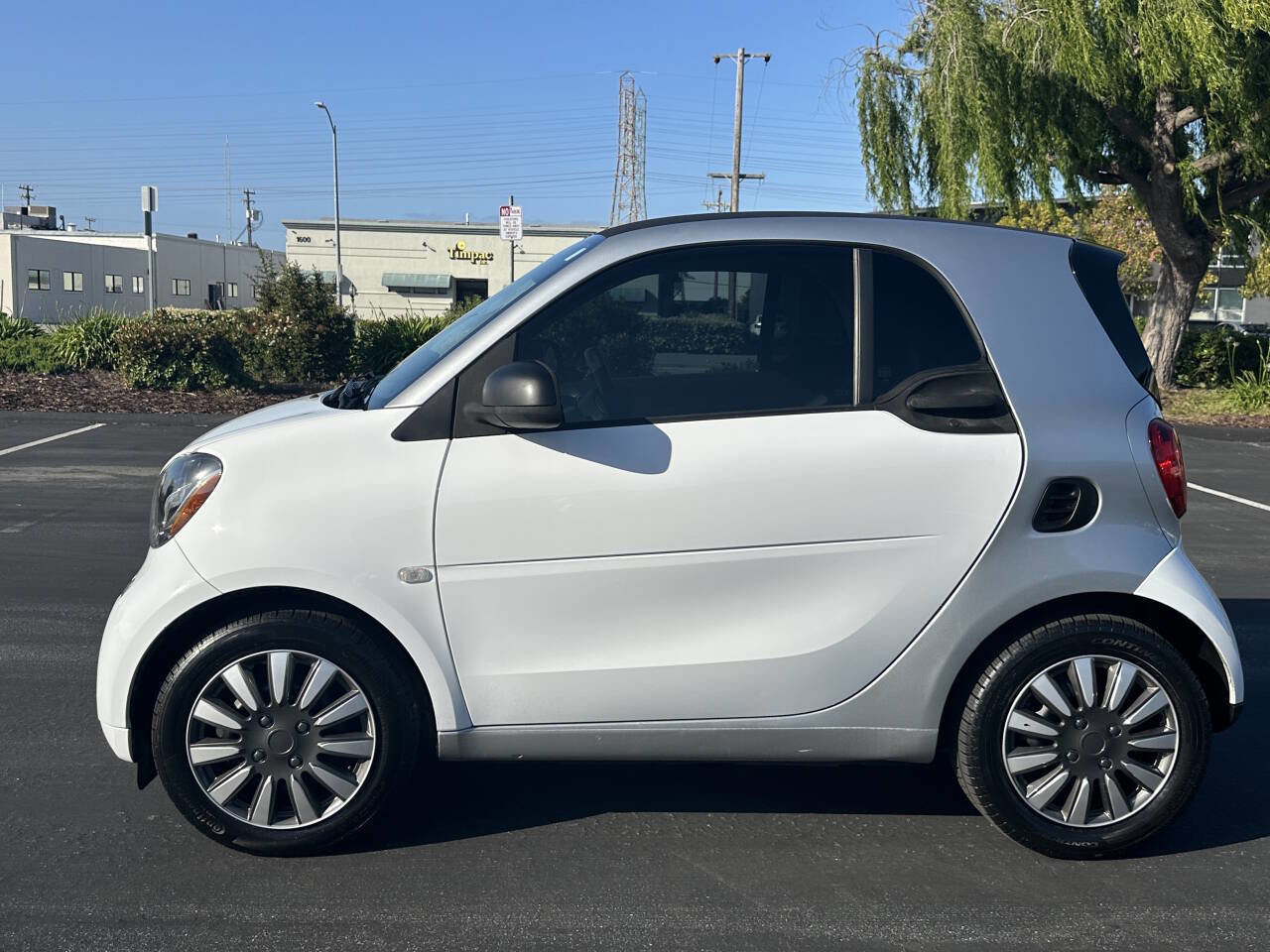 Used 2017 smart fortwo pure RWD image 5