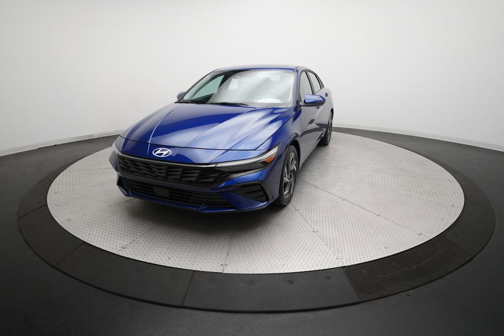 Used 2025 Hyundai Elantra Limited image 12