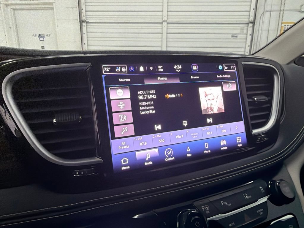 Used 2023 Chrysler Pacifica Limited FWD image 18
