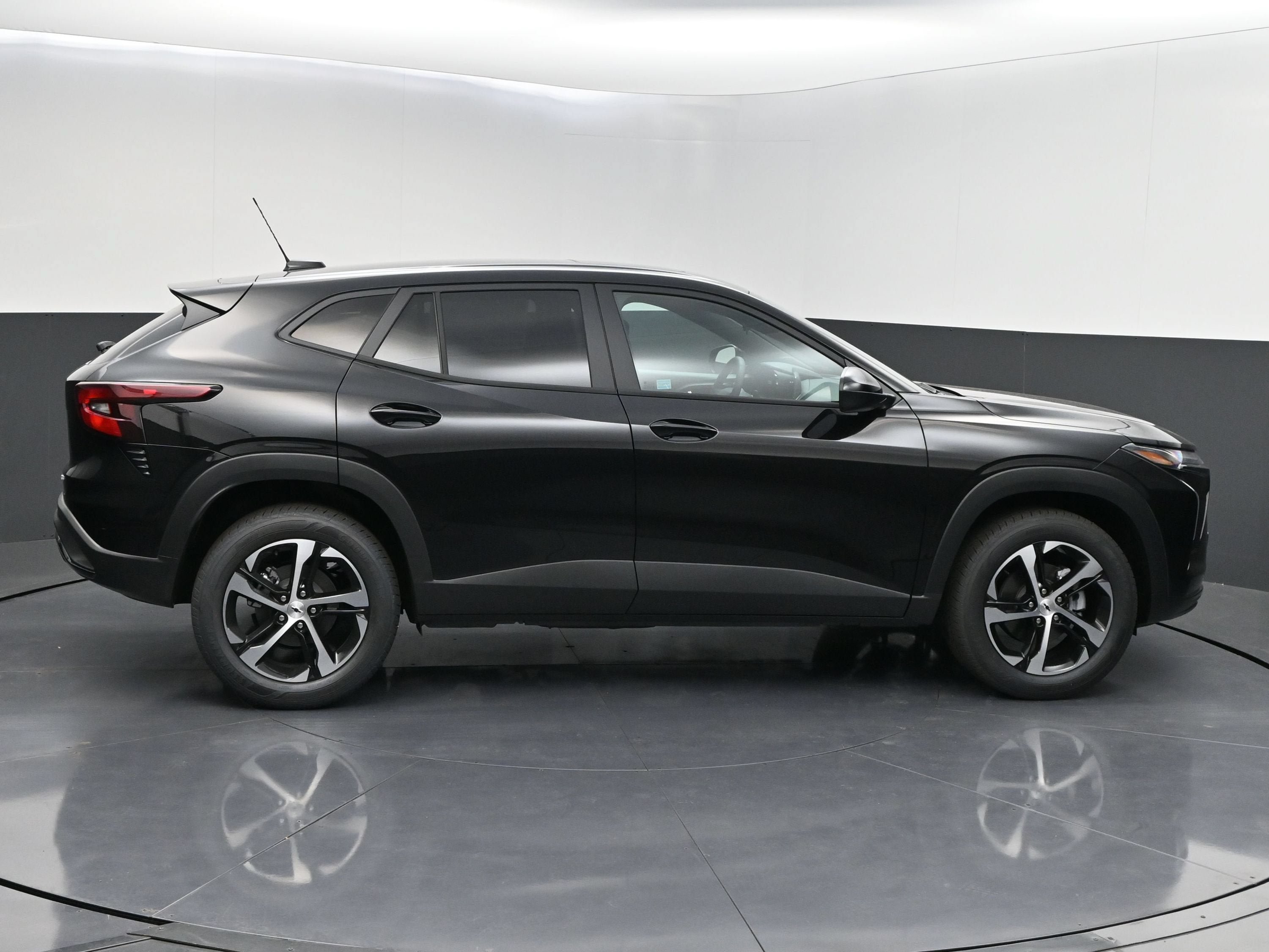 Used 2026 Chevrolet Trax RS w/ Sunroof Package FWD image 9