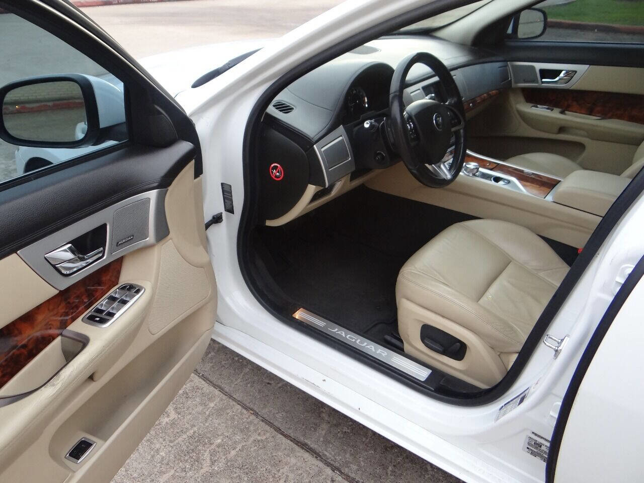 Used 2015 Jaguar XF Premium image 11