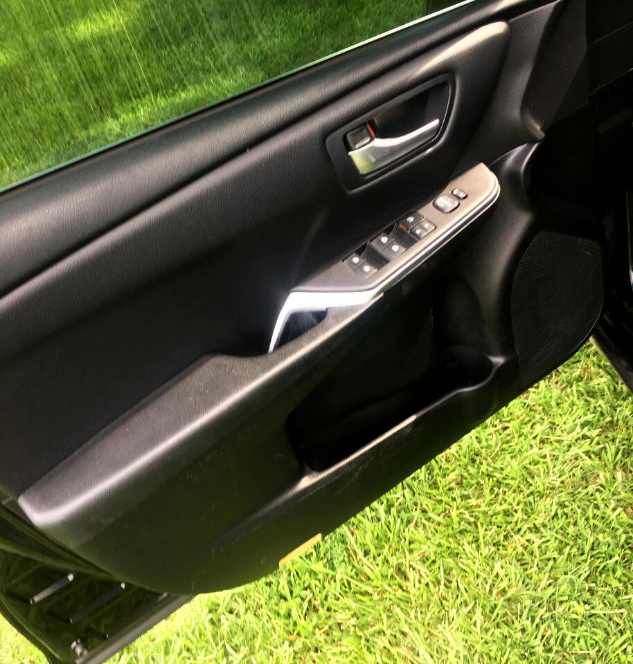 Used 2017 Toyota Camry SE image 9