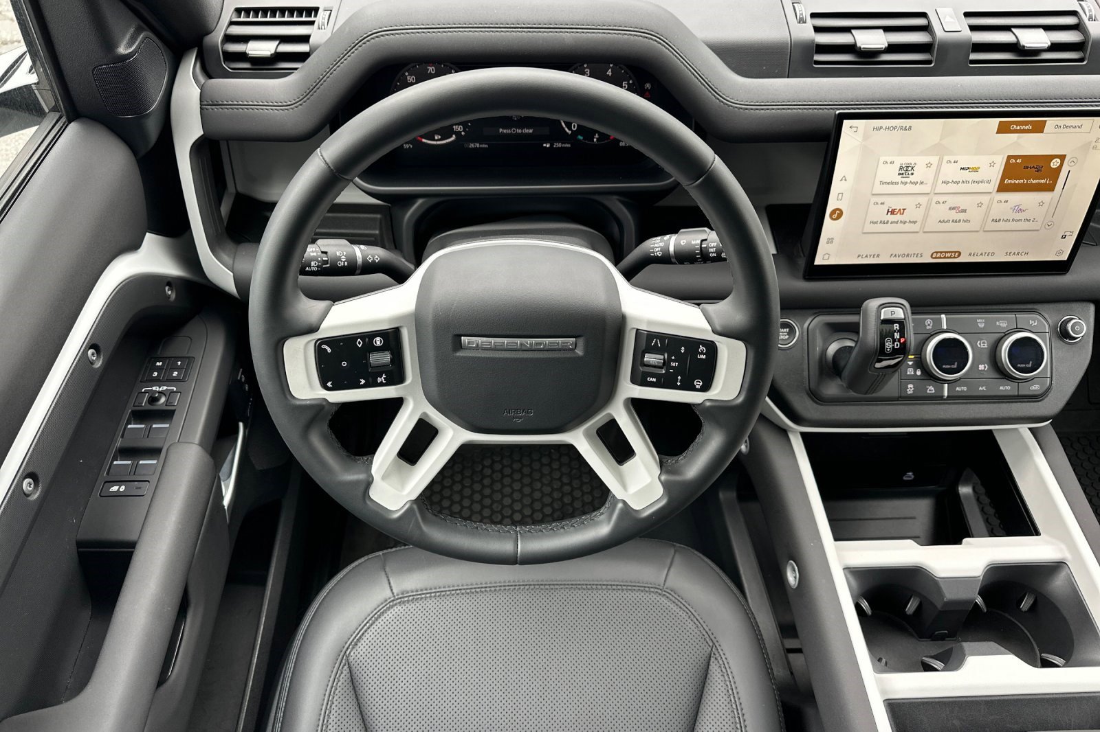 Used 2025 Land Rover Defender 130 S image 28