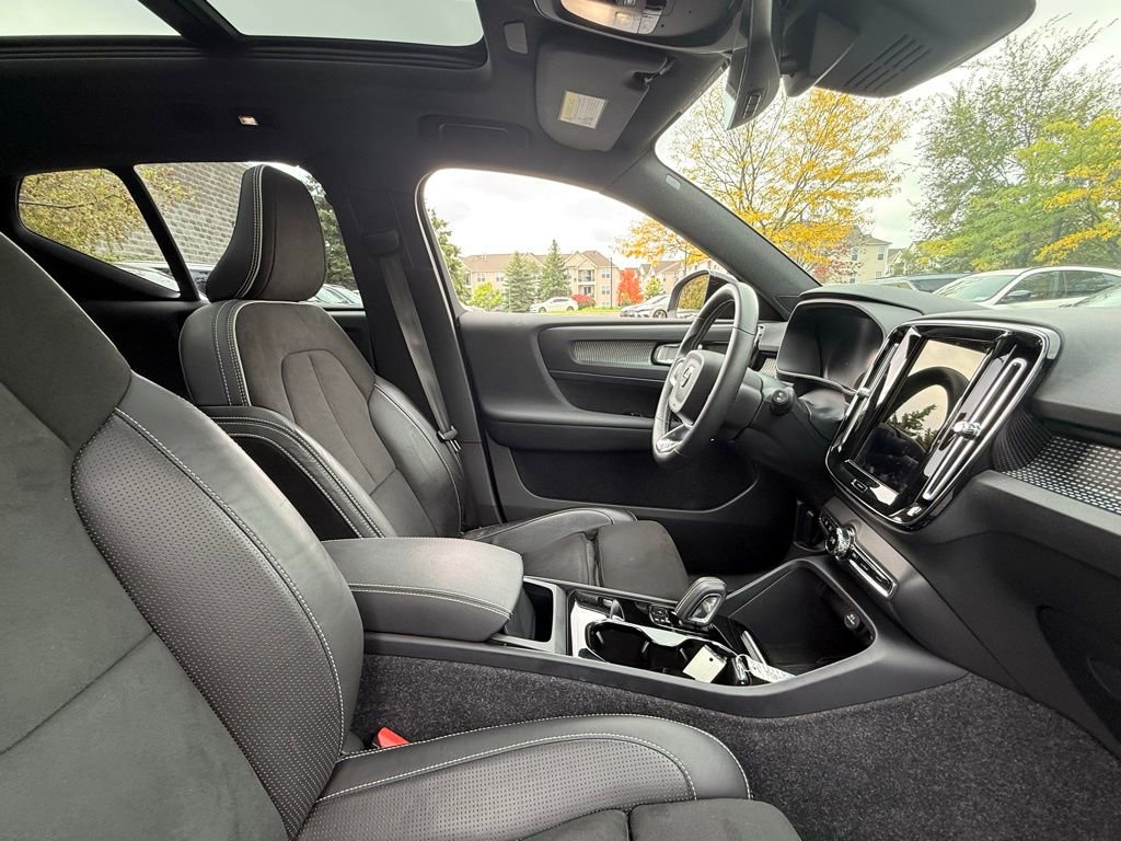 Used 2021 Volvo XC40 P8 Recharge w/ Advanced Package image 23