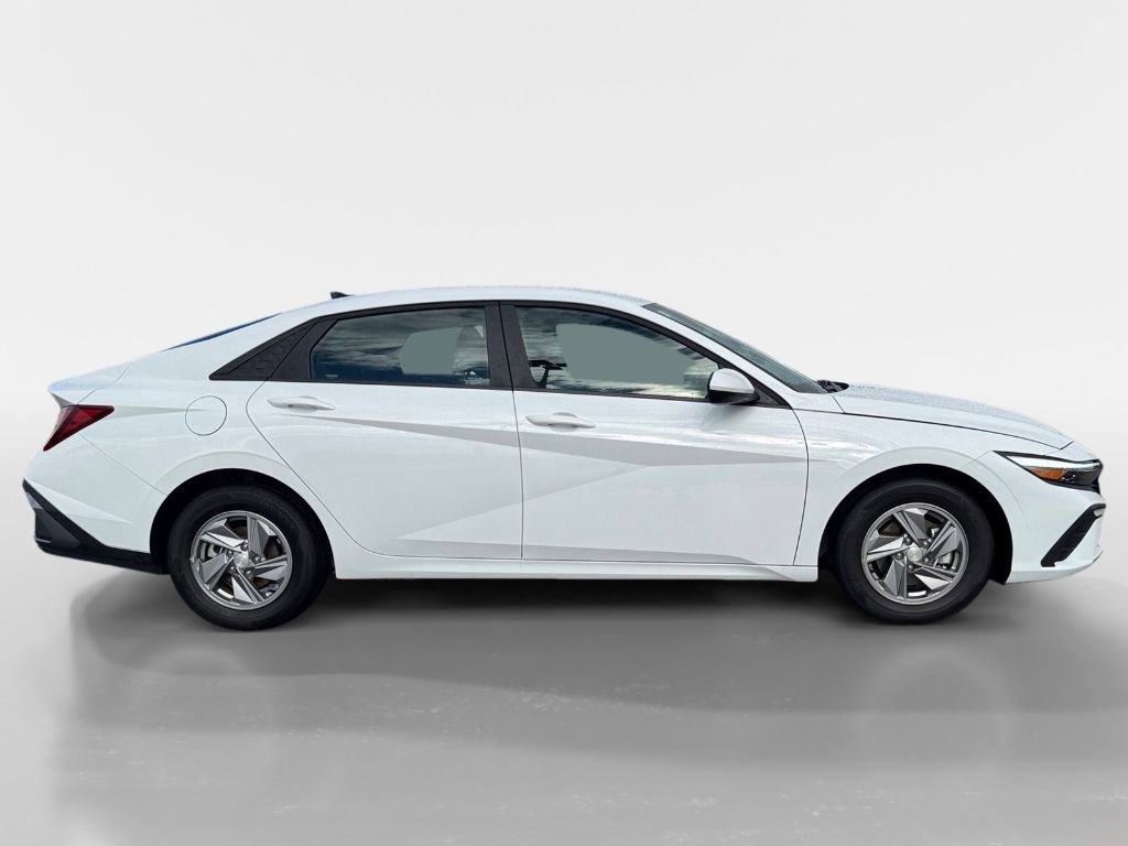 Used 2025 Hyundai Elantra SE image 4
