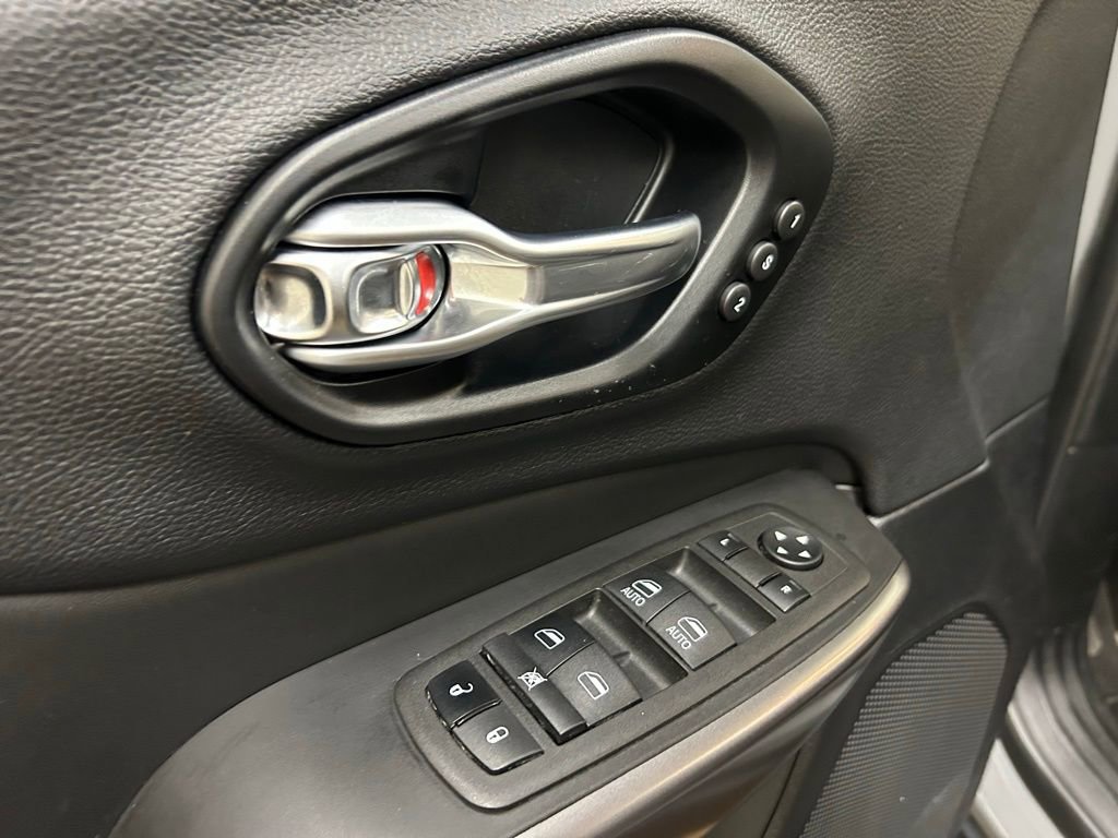 Used 2022 Jeep Cherokee Limited image 27