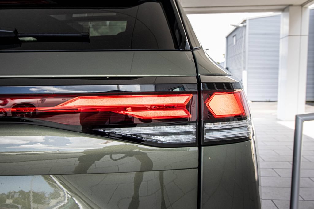New 2026 Volkswagen Tiguan SE R-Line FWD image 17