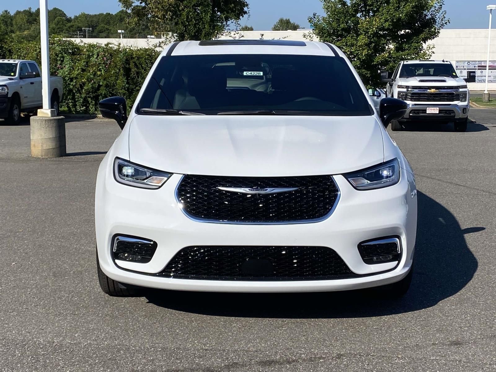 New 2026 Chrysler Pacifica Select AWD/4WD image 2