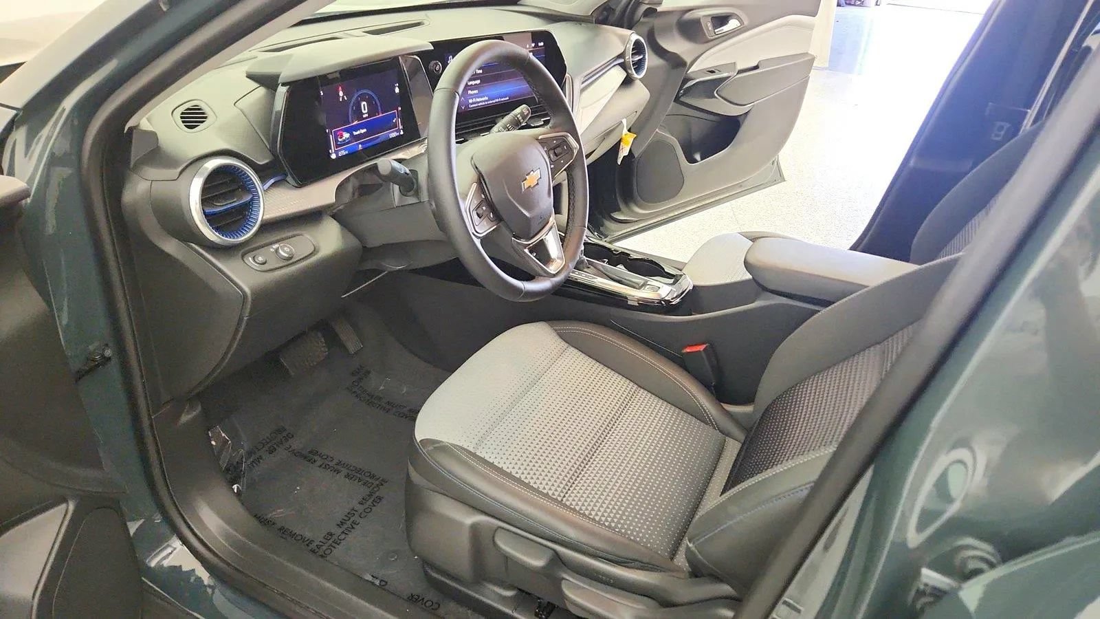 Used 2025 Chevrolet Trax LT w/ Driver Confidence Package FWD image 14