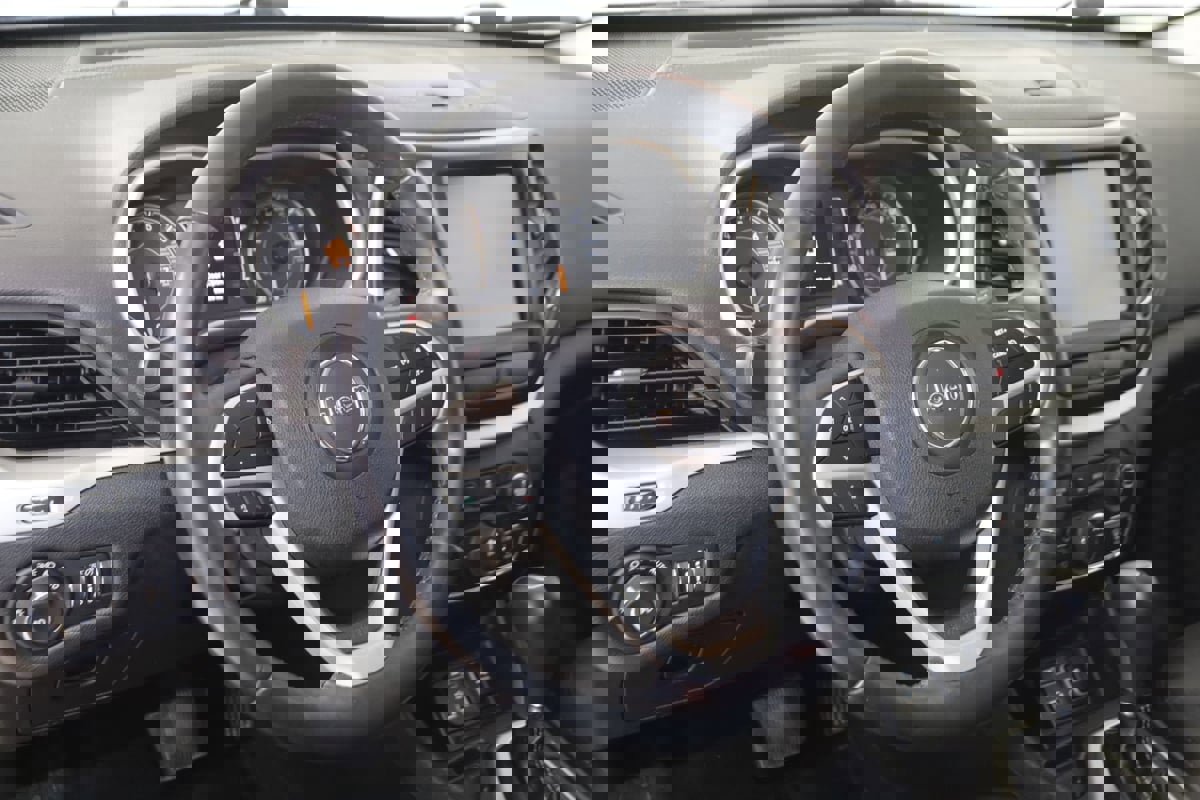 Used 2018 Jeep Cherokee Latitude Plus w/ Cold Weather Group FWD image 6