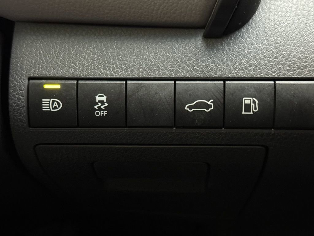 Used 2018 Toyota Camry XLE image 26