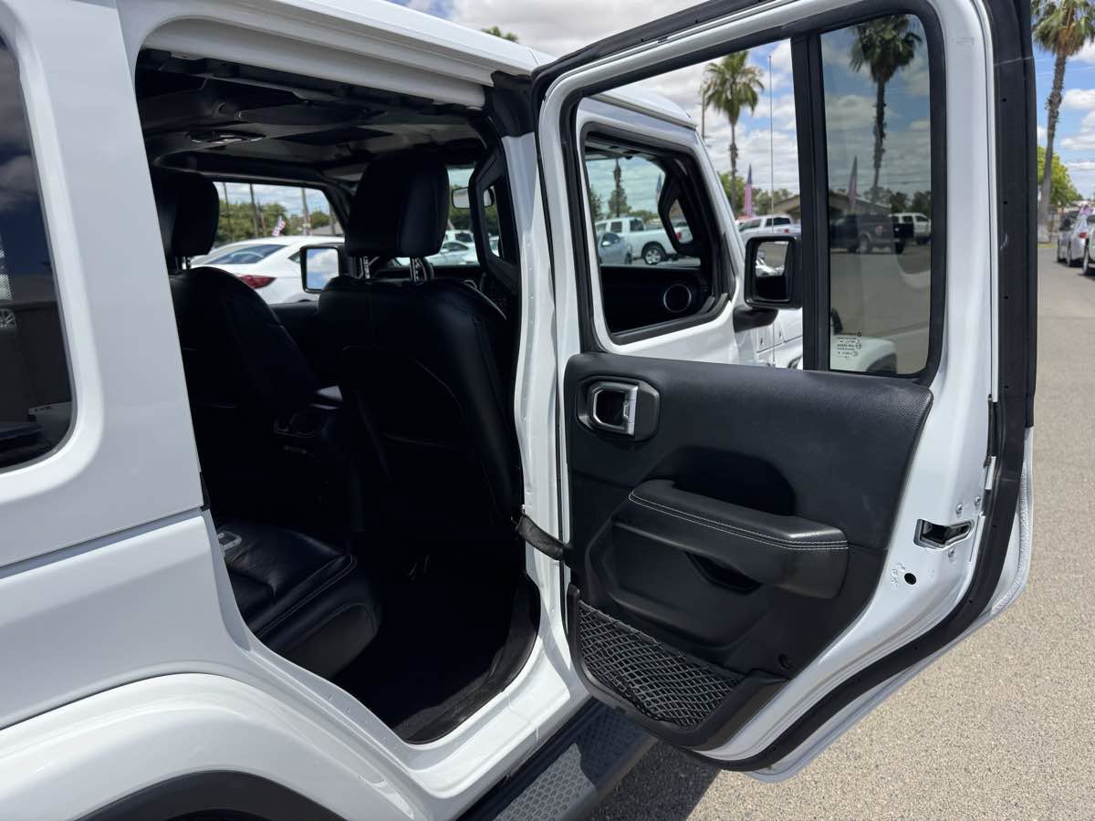 Used 2018 Jeep Wrangler Unlimited Sahara w/ LED Lighting Group AWD/4WD image 16
