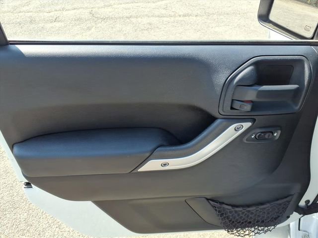 Used 2015 Jeep Wrangler Unlimited Sahara w/ Connectivity Group image 20