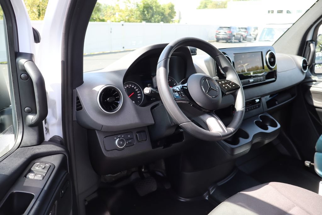 Used 2025 Mercedes-Benz Sprinter 2500 image 4