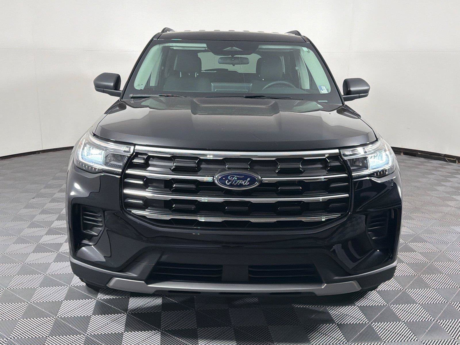 Used 2026 Ford Explorer Active RWD image 2