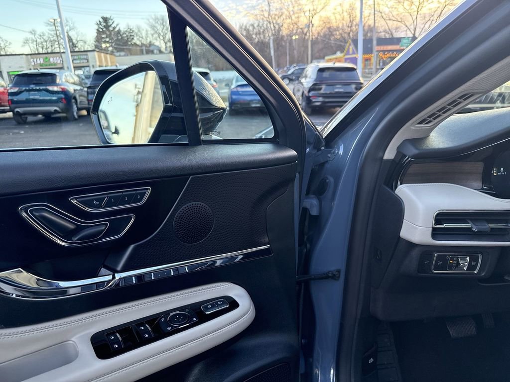 Used 2025 Lincoln Corsair Reserve image 15