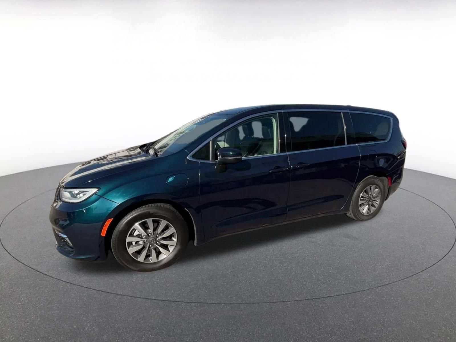 Used 2023 Chrysler Pacifica Touring-L FWD image 7