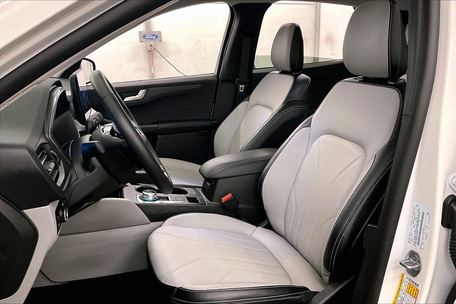 Used 2025 Ford Escape SE w/ PHEV Premium Package image 24