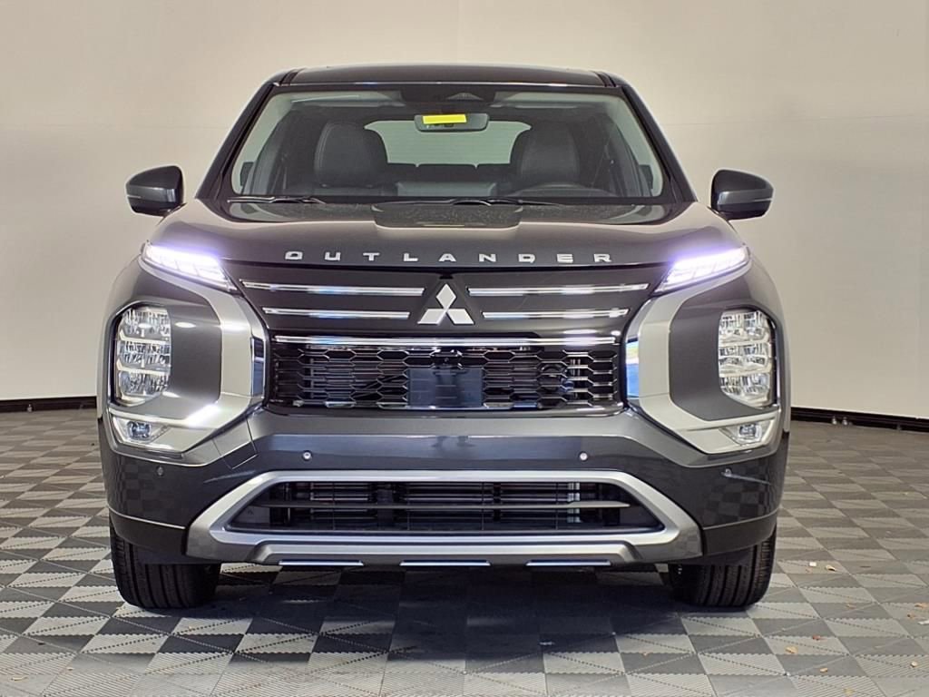 Used 2025 Mitsubishi Outlander SE image 2