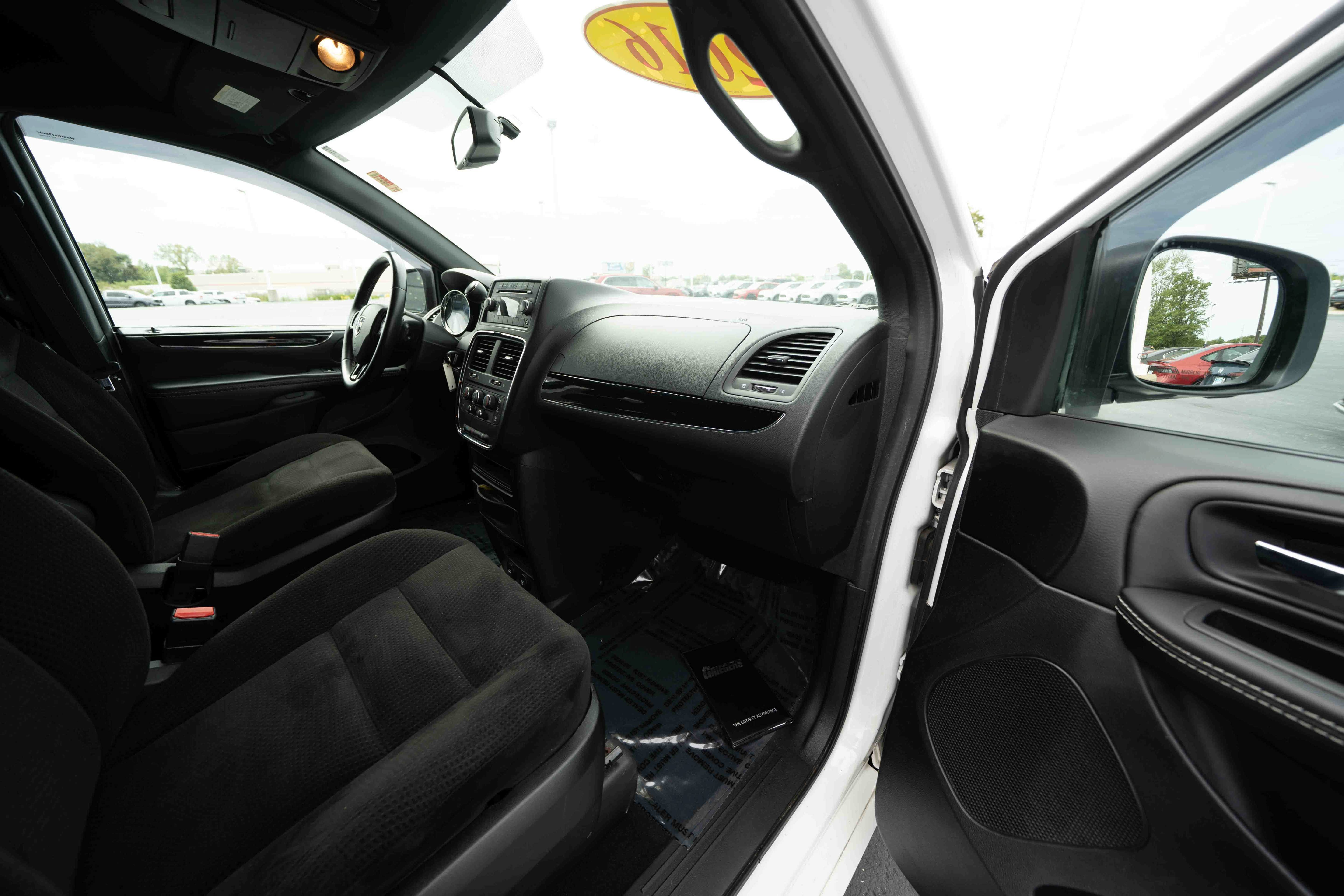 Used 2016 Dodge Grand Caravan SE FWD image 25
