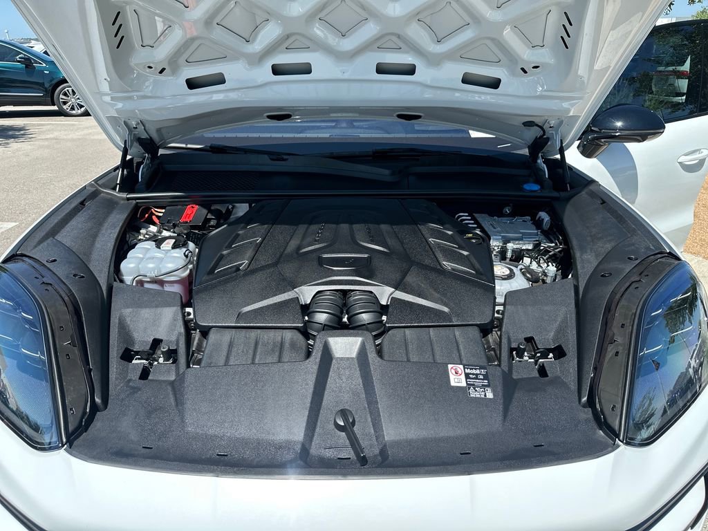 Used 2025 Porsche Cayenne Turbo AWD/4WD image 14