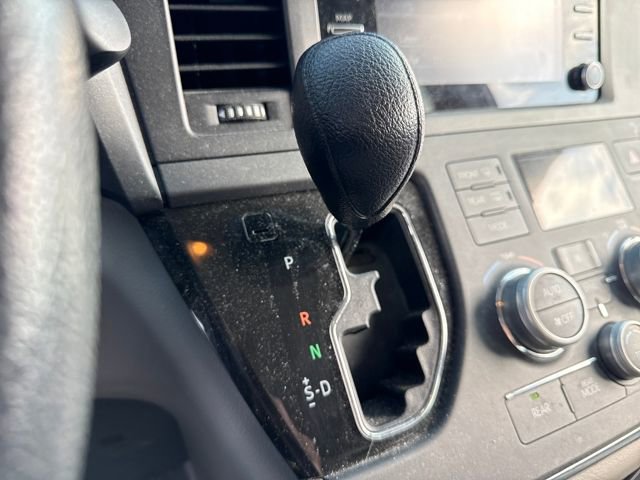 Used 2019 Toyota Sienna L image 28